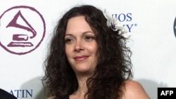 Roberto Blades (L) y Angie Chirino (R) con el Latin Grammys que ganaron junto a Marc Anthony por el tema "Dímelo".