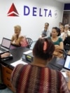 Clientes de la aerolínea estadounidense Delta esperan atención en una oficina hoy, viernes 11 de noviembre de 2016, en La Habana (Cuba).