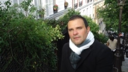 Dos cubanos por el mundo: el poeta William Navarrete y el entrenador de boxeo Julián A. Monés Dos cubanos por el mundo: el poeta William Navarrete y el entrenador de boxeo Julián A. Monés