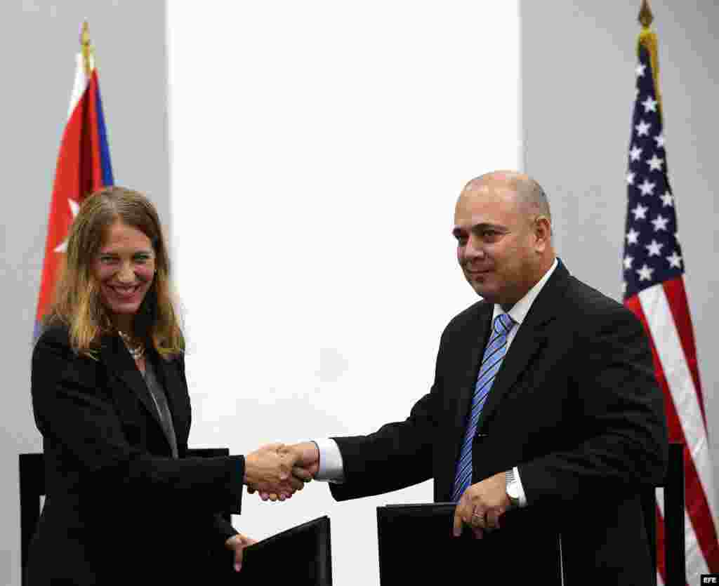  La secretaria de Salud y Servicios de EEUU, Sylvia Burwell (i), y el ministro de Salud de Cuba, Roberto Morales (d), tras firmar hoy, jueves 20 de octubre de 2016, un memorando de entendimiento en el área de control, investigación, vigilancia, monitoreo y evaluación del cáncer, en La Habana.