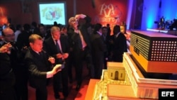 Varios hombres tomándole fotos al humidor de Cohíba en la XIV edición del Festival del Habano en el 2012.