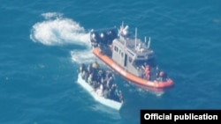 Una embarcación de la Guardia Costera en Key West se acerca a un bote con 18 migrantes cubanos el 10 de noviembre de 2016. Foto: Coast Guard photo