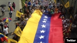 Venezolanos protestan contra la suspensión del referendo revocatorio contra Nicolás Maduro.