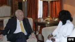 El ministro español de Asuntos Exteriores, José Manuel García-Margallo (I), durante la reunión que ha mantenido con la líder de las Damas de Blanco, Berta Soler (d).