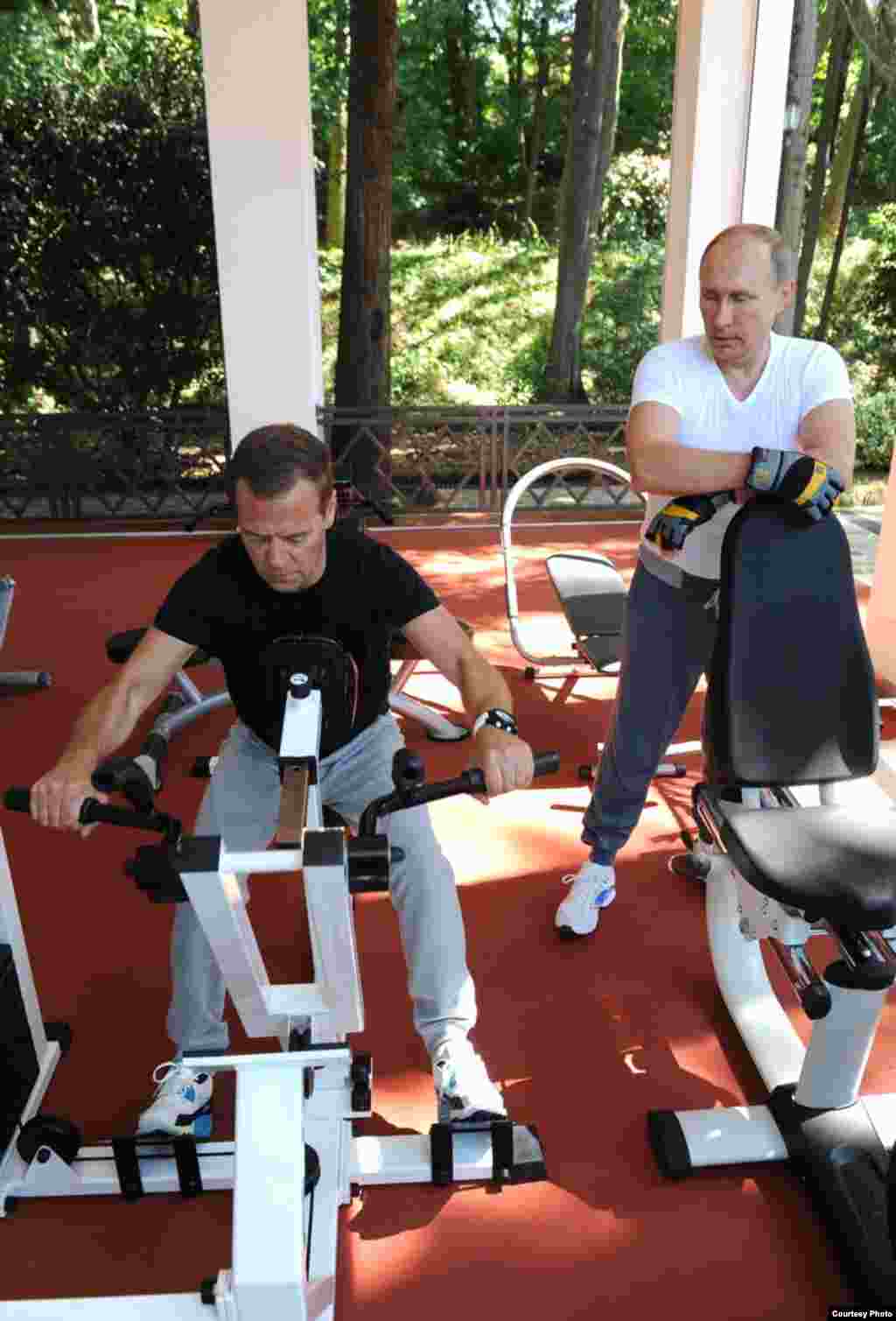 Medvedev hacien ejercicios de bicicleta.