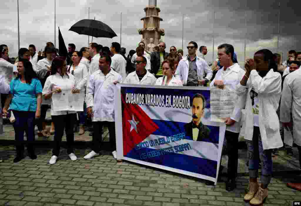 Decenas de médicos cubanos protestan el sábado 22 de agosto de 2015, en la Plaza de Banderas al sur de Bogotá (Colombia). Alrededor de medio centenar de cubanos que desertaron de las misiones médicas de Venezuela se concentraron para denunciar "el limbo legal" en el que se encuentran.