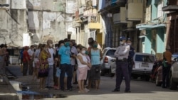 Críticas en redes sociales por incumplimiento de reglas higiénicas en las colas Críticas en redes sociales por incumplimiento de reglas higiénicas en las colas