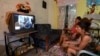 Una familia escucha un discurso televisado del gobernante cubano Miguel Díaz-Canel. (AFP/Archivo)