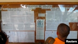 Una persona lee los requisitos para solicitar visa a España.