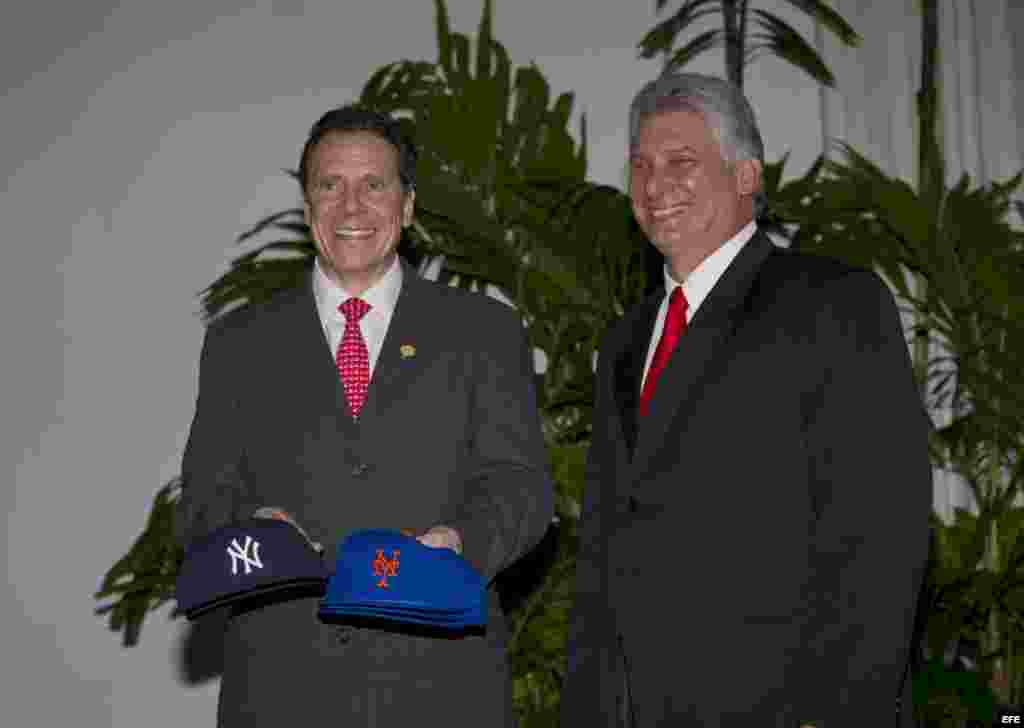 Andrew Cuomo (i), le regala a Miguel Díaz-Canel (d), una gorra de los Yanquis de Nueva York y otra de los Mets.