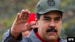 El presidente de Venezuela, Nicolás Maduro, realiza un saludo durante los ejercicios militares de la Fuerza Armada Nacional Bolivariana (FANB)