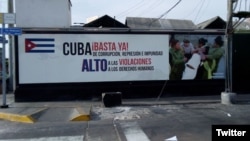 Cartel colocado en la Lima por exiliados cubanos aboga por respeto a derechos humanos en la isla.