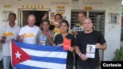 Sara Martha Fonseca junto a opositores en su casa en La Habana
