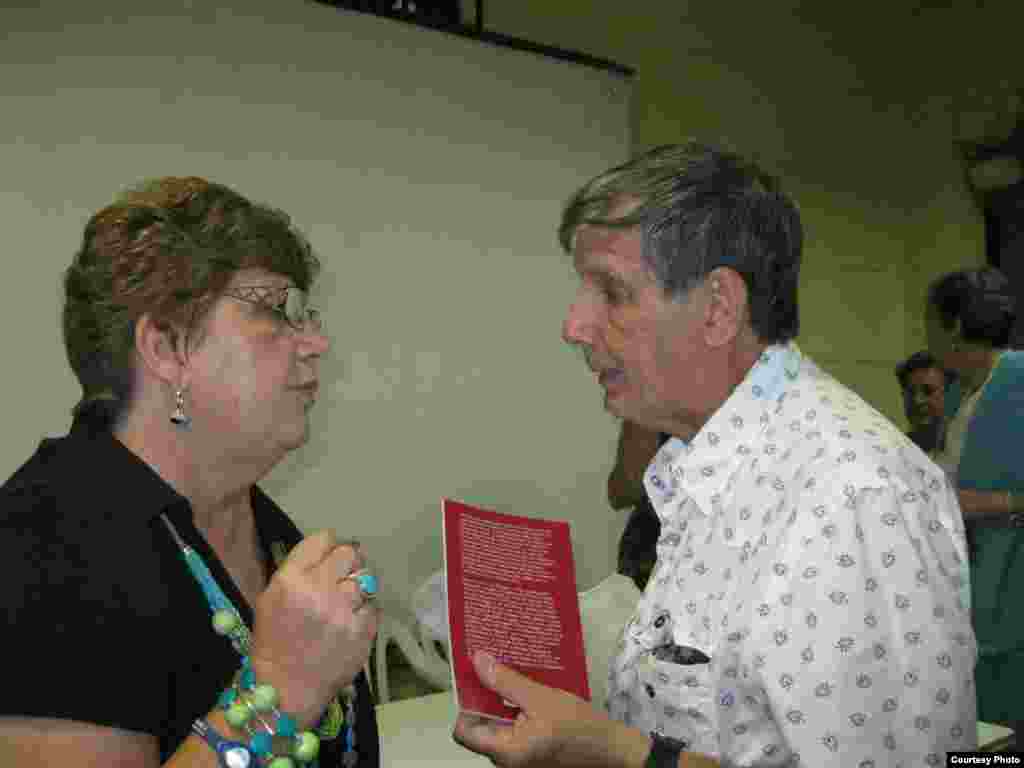 Uva de Aragón y Sergio Chaple autor de un ensayo sobre la obra de Hernández Catá. (Cortesía Uva de Aragón)