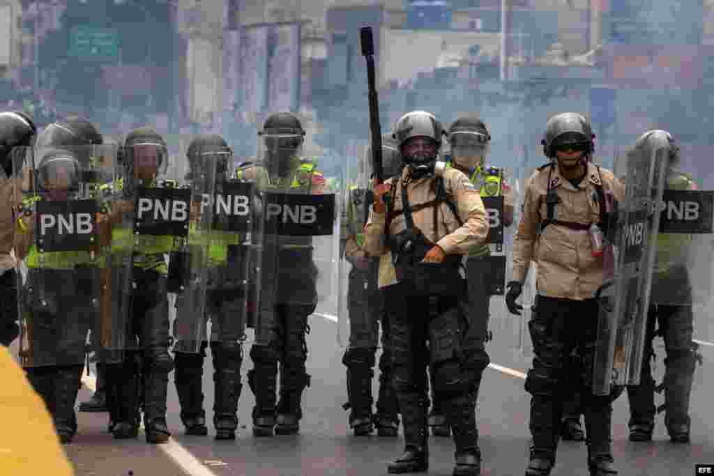 Agentes de la Guardia Nacional Bolivariana bloquean el paso a manifestantes hoy, jueves 20 de abril de 2017, en Caracas (Venezuela).