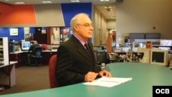 Gilberto Rosal lee las noticias en la redacción de Radio Televisión Martí. (Archivo/OCB)