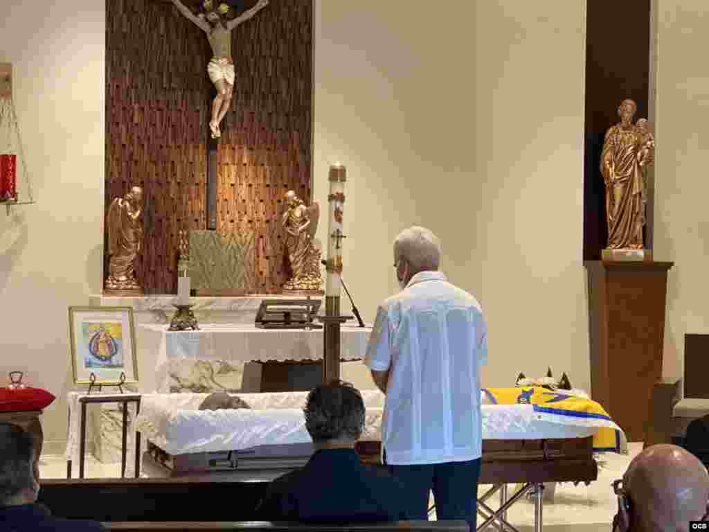 Johny de la Cruz, presidente de la Brigada 2506 junto al féretro del Padre Carrillo