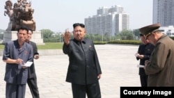 Kim Jong-un (c) en Pyongyang.