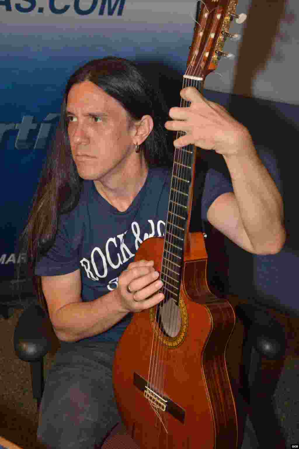 Con el tema "El Bárbaro”, que da título al disco, Larramendi se pone en la piel de un cubano de la isla que ha visto partir a amigos y familiares, y a pesar de sentirse solo, los ama a través del recuerdo.