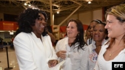 La líder del grupo disidente Damas de Blanco, Berta Soler (i), habla con sus compañeras el 10 de marzo de 2013, antes de viajar a España en su primera salida al extranjero desde La Habana (Cuba).