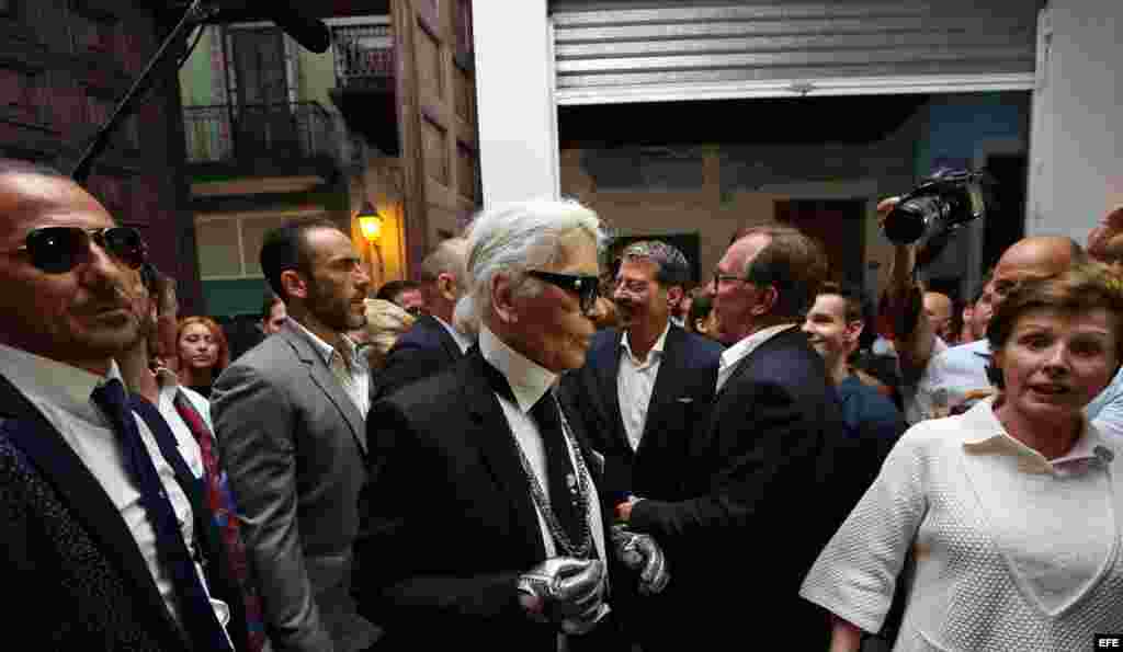 Karl Lagerfeld (c), director creativo de Chanel en Cuba.