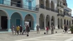 ¿Qué opina el turista sobre la población cubana? ¿Qué opina el turista sobre la población cubana?