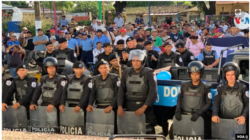 Policías y simpatizantes del gobierno de Daniel Ortega rodean la iglesia San Miguel Arcangel, en Masaya, Nicaragua, después de una protesta dentro del templo. Foto archivo VOA.