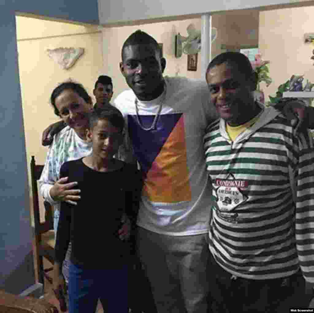 Yasiel Puig escribió en Facebook: "Mi ex familia, gracias Dios por darme la oportunidad de volver a verlos".