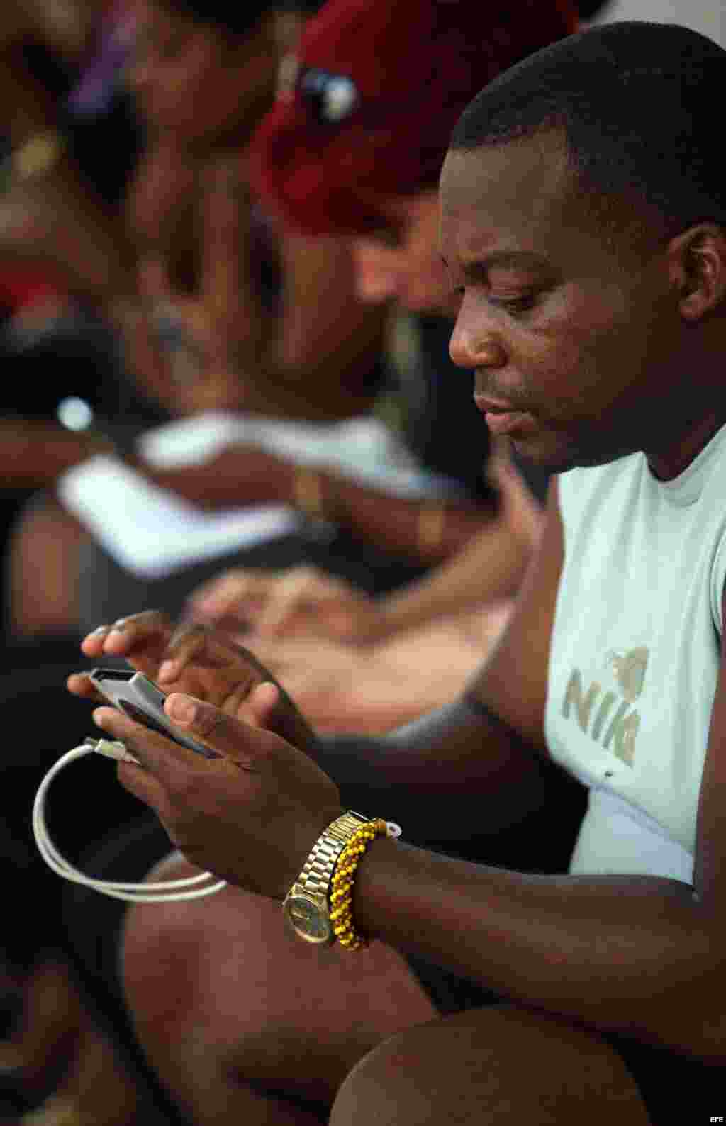 Los cubanos navegan por internet desde móviles y "tablets" a lo largo de La Rampa, una estampa nueva en Cuba y que ahora es posible en los espacios Wi-Fi habilitados en 35 puntos.