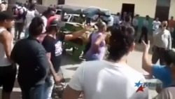 Habaneros gritan “comida” ante decomiso de productos a un carretillero Habaneros gritan “comida” ante decomiso de productos a un carretillero