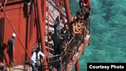 Un grupo de unos 20 migrantes cubanos llegaron el viernes al faro American Shoal, frente a Sugarloaf Key, en los Cayos de la Florida. Cortesía: WSVN