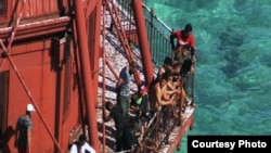 Balseros cubanos en el faro American Shoal, frente a Sugarloaf Key, en los Cayos de la Florida. Cortesía: WSVN