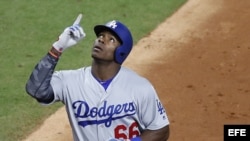 El pelotero cubano Yasiel Puig agradece a Dios tras conectar un jonrón.