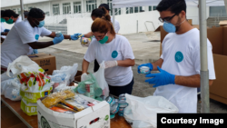 Voluntarios trabajan en la recogida de ayuda para los cubanos en la isla, como parte de la iniciativa Solidaridad entre hermanos. (Foto tomada del Facebook de Ernesto Oliva Torres)