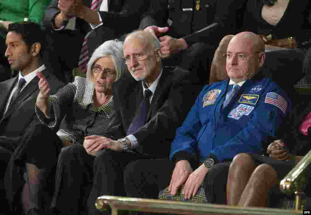 Alan Gross (c), excontratista estadounidense encarcelado en Cuba en 2009 y liberado en diciembre, su esposa Judy (i).