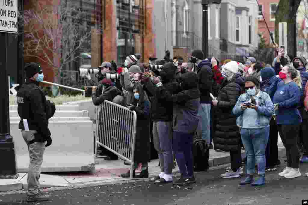 La gente se agolpa alrededor de una valla de seguridad cerca de la Catedral de San Mateo Apóstol, donde el presidente electo Joe Biden y la vicepresidenta electa Kamala Harris asistieron a un servicio religioso en Washington. (AP / Rebecca Blackwell)
