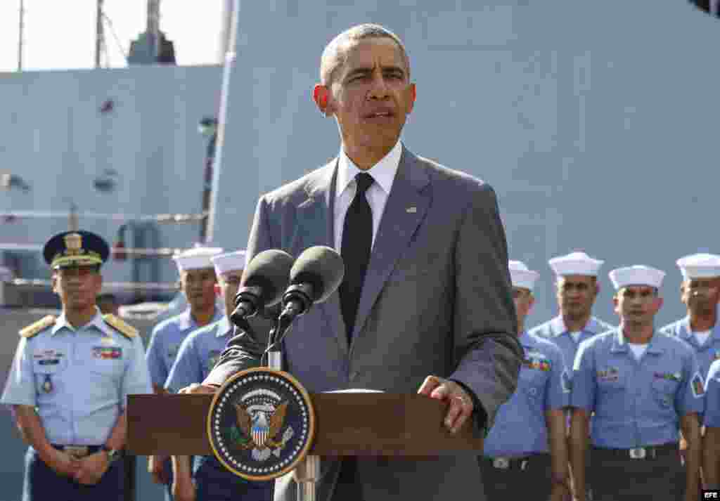 Presidente Barack Obama ofrece una rueda de prensa en una base naval en Manila, adonde anuncio la entrega a Filipinas de otros dos barcos de guerra a su llegada Manila para la cumbre del Foro de Cooperación Económica Asia-Pacífico.