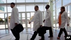 Médicos cubanos en Brasilia, capital de Brasil.
(AP Photo/Eraldo Peres, File).