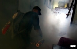 Un joven soldado participaba en febrero de 2016, en la campaña para luchar contra el mosquito trasmisor del virus del zika, dengue y chikungunya, que fue anunciada este lunes por el gobernante cubano, Raúl Castro.