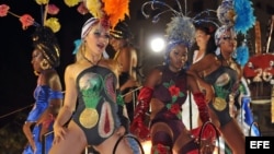 ARCHIVO. Un grupo de mujeres baila en una carroza típica de las fiestas de carnaval que se celebran en Cuba.