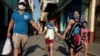 Crece preocupación en Cuba por aumento de casos de COVID-19 entre niños y adolescentes. (REUTERS/Alexandre Meneghini)