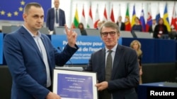 Oleg Sentsov recoge su Premio Sájarov 2018 durante una ceremonia este martes en el Parlamento Europeo en Estrasburgo, Francia.