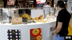 Un hombre observa productos exhibidos en un local del XIX Festival del Habano.