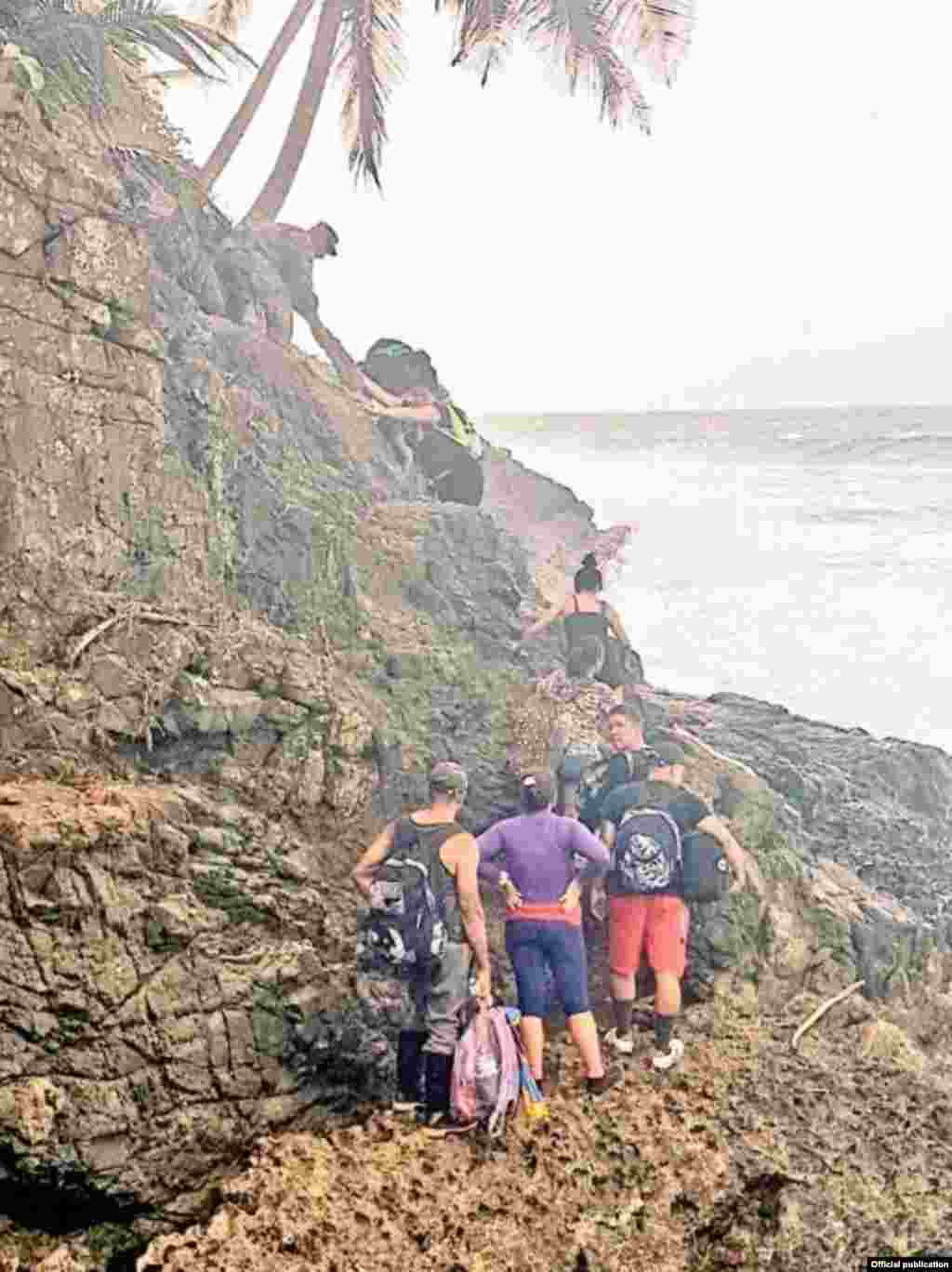 Caravana de migrantes cubanos en Panamá. Foto Servicio Nacional de Fronteras de la República de Panamá.