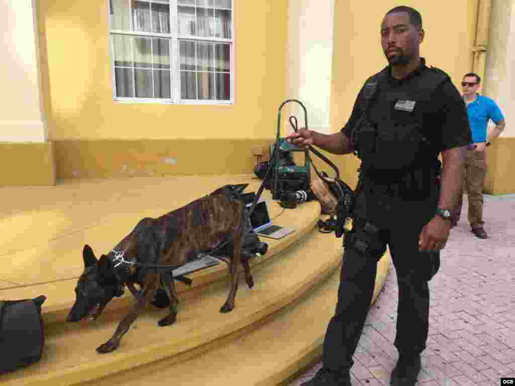 Servicio secreto en el Teatro Manuel Artime. Foto Alvaro Alba.