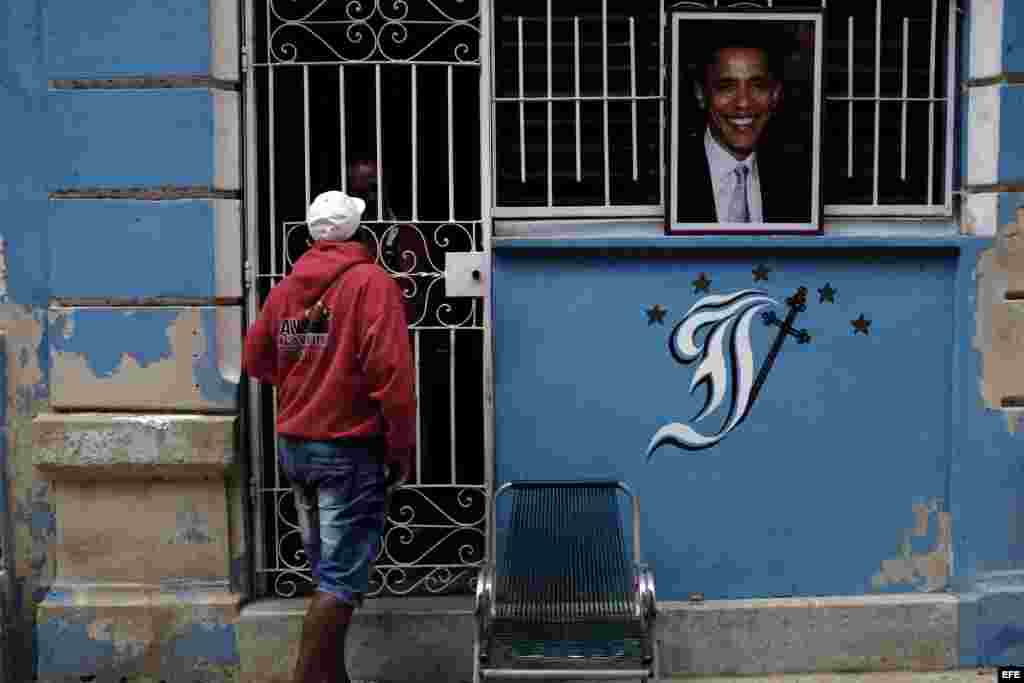 Una foto del presidente de los Estados Unidos Barack Obama cuelga la entrada de una casa hoy, lunes 21 de marzo de 2016, en La Habana (Cuba).