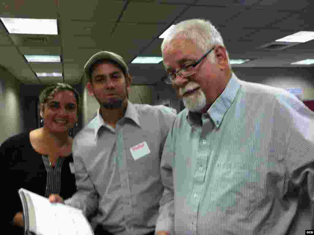 El pastor cubano Mario Félix Lleonart Barroso (c), su esposa Yoaxis Marcheco Suárez (izq) y Rolando Cartaya.