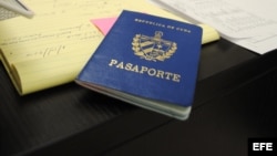 Vista de un pasaporte cubano.