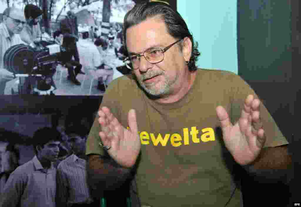 El director de cine cubano Eduardo del Llano habla durante una entrevista en La Habana (Cuba).