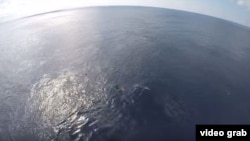 El crucero Carnival Glory rescata a un grupo de cubanos en una pequeña embarcación a la deriva.